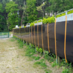 La plus petite commune du Maine-et-Loire comble le manque de panneaux électoraux par de la bâche agricole.