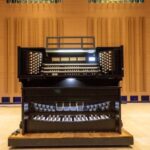 Rebecca Tournant, ancienne élève de l'école de musique de Paris-Alfred Cortot, accueillera quatre étudiants à Mortagne-au-Perche. Image d'illustration : Orgues Hybride.  ©Thierry Bonnet