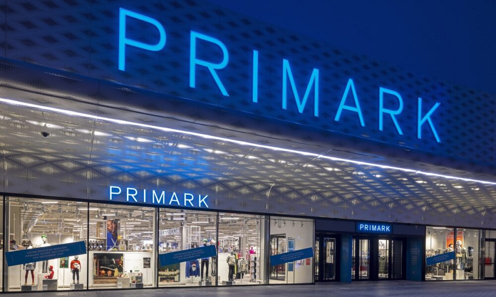 100,000 visitors in the first week of the opening of Primark on the Atoll near Angers, a hub invested in making it the most commercial eco-park in the world.  !