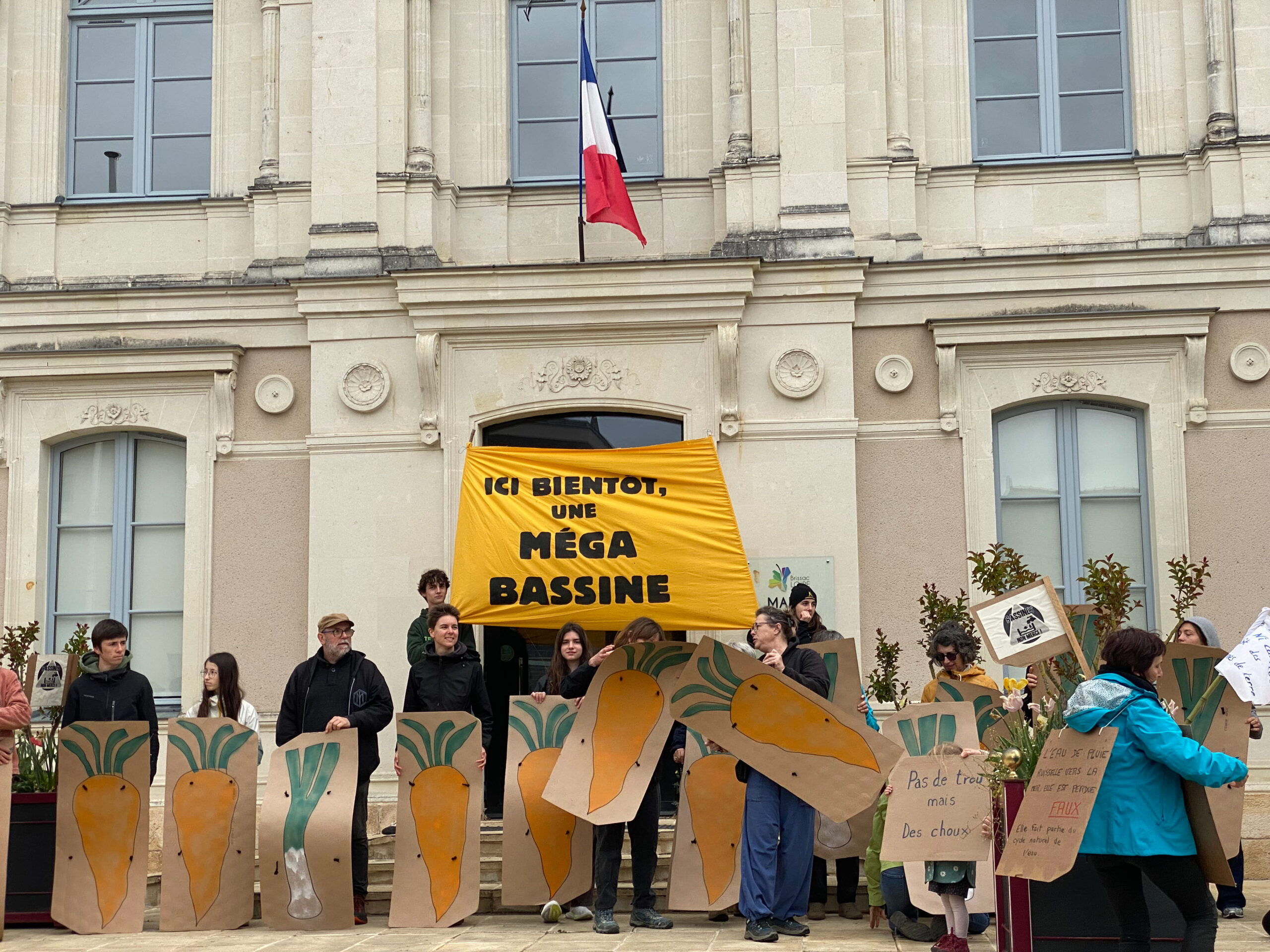 « No Bassaran ! », 300 personnes se sont réunis à Brissac-Quincé pour ...