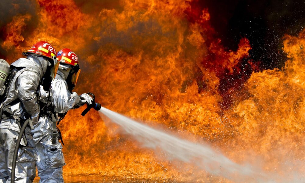 Fontenay-le-Comte : Un violent incendie ravage 300 m² de hangars à l’aérodrome, un aéronef détruit