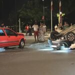 Une voiture se retourne après un accident boulevard Foch à Angers cette nuit.