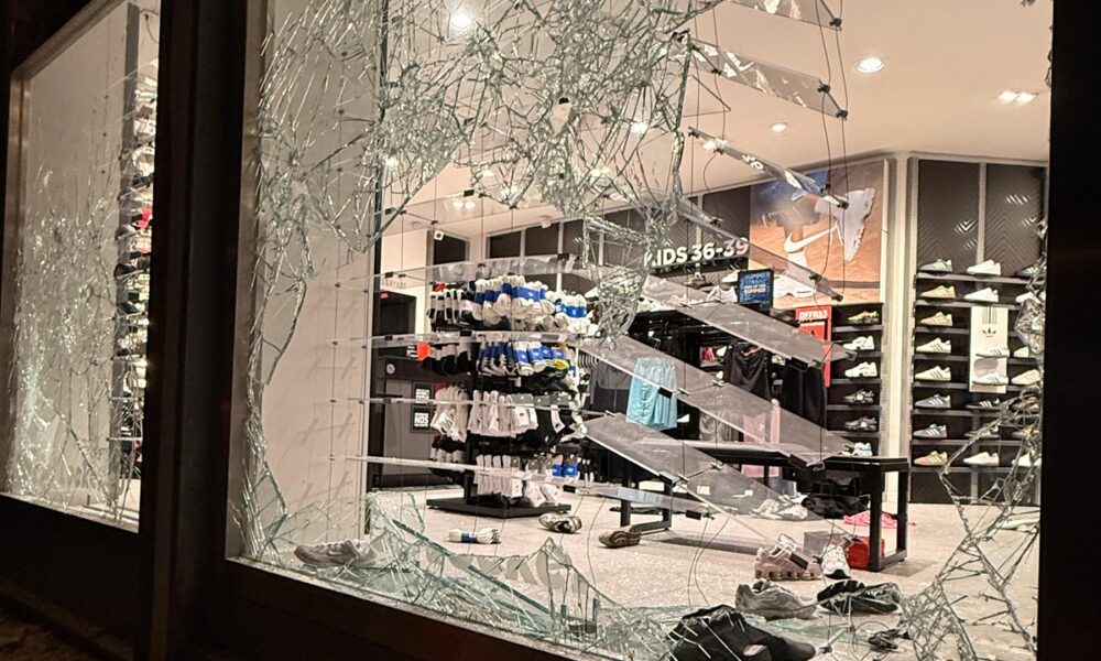 Après avoir pillé le Foot Locker à Angers, ils reviennent armés d’un couteau et agressent le gérant