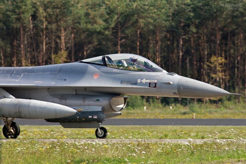 L’image actuelle n’a pas de texte alternatif. Le nom du fichier est : depaulus-fighter-jet-188775_1920.jpg