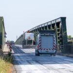 En pleine canicule, le Département de Maine-et-Loire répand du lait de chaux sur les routes pour protéger les chaussées