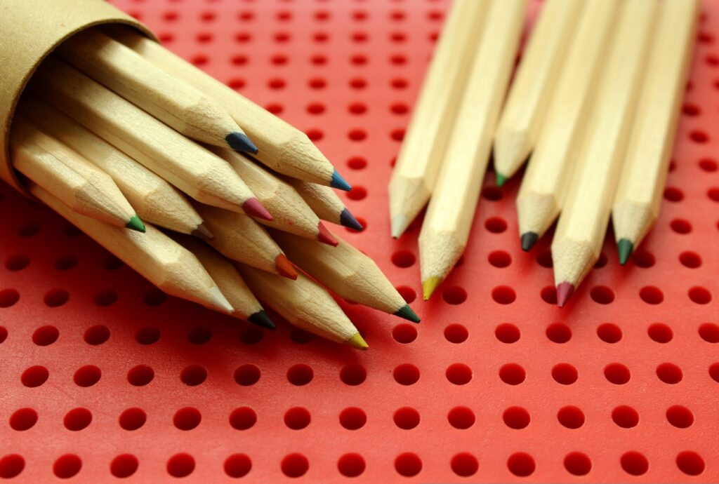 L’image actuelle n’a pas de texte alternatif. Le nom du fichier est : alicja-color-pencils-5699634-scaled.jpg