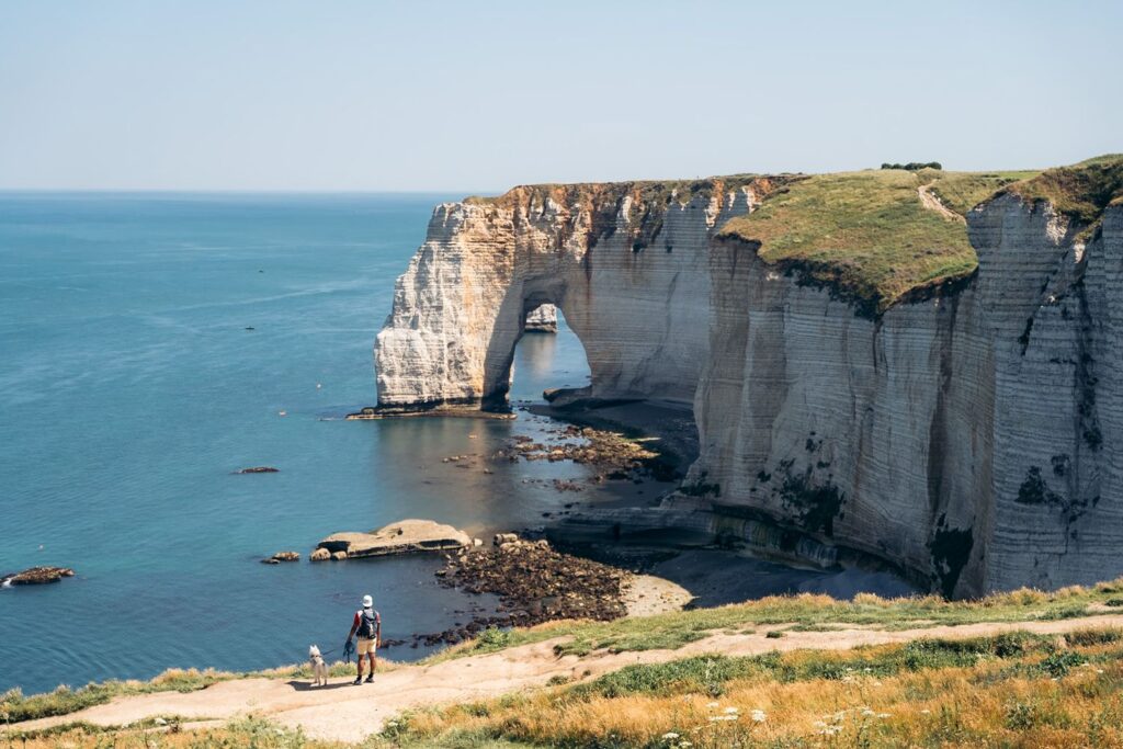 L’image actuelle n’a pas de texte alternatif. Le nom du fichier est : falaise-etretat-seine-martime-e41e1eae-1500.jpg