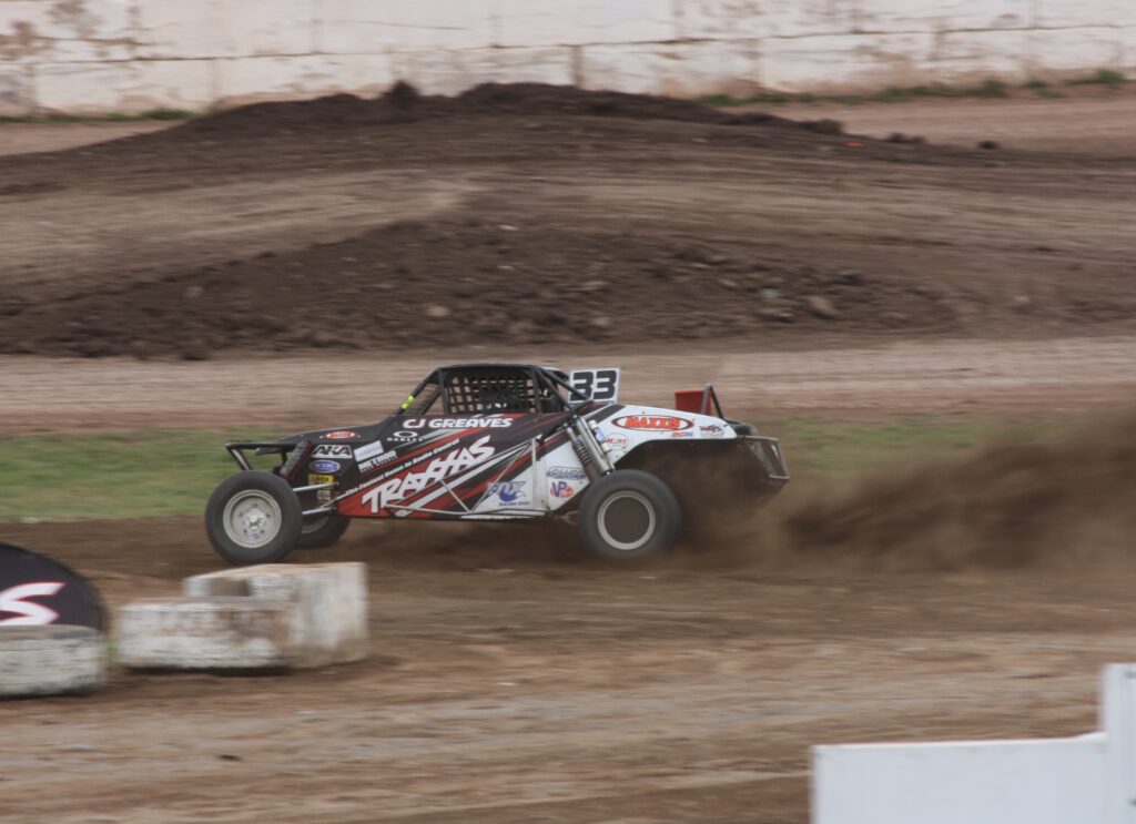 L’image actuelle n’a pas de texte alternatif. Le nom du fichier est : CJ_Greaves_rooster_tail_TORC_Super_Buggy_Oshkosh_2011-scaled.jpg