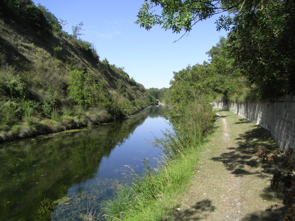 L’image actuelle n’a pas de texte alternatif. Le nom du fichier est : Canal_Marans_LaRochelle_020-scaled.jpg