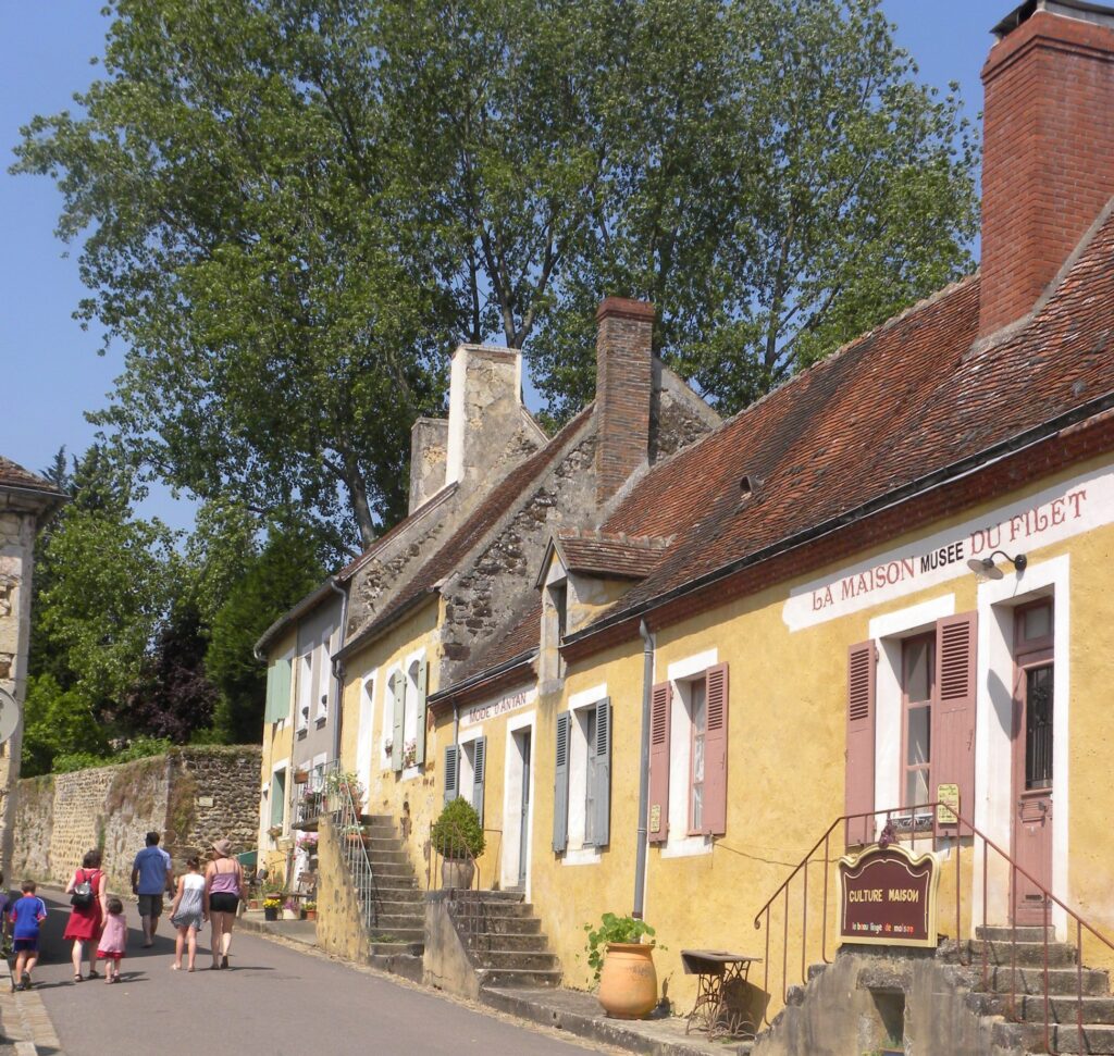 L’image actuelle n’a pas de texte alternatif. Le nom du fichier est : Maisons_typiques_de_La_Perriere.jpeg
