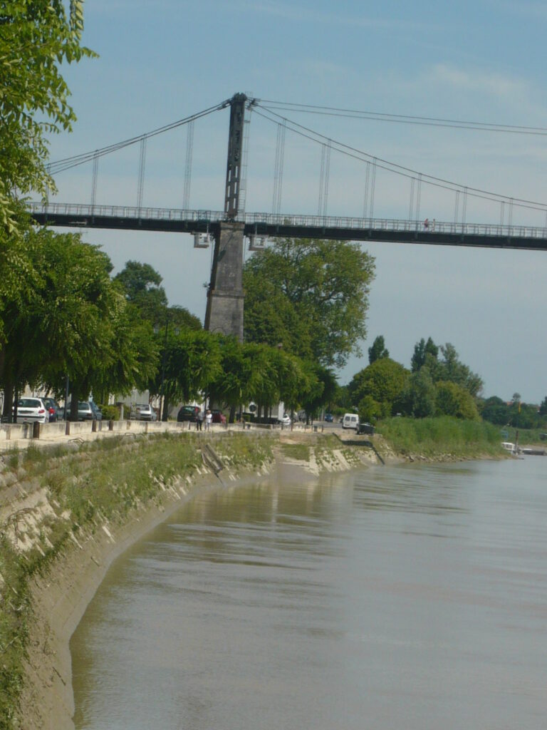 L’image actuelle n’a pas de texte alternatif. Le nom du fichier est : Pile_rive_droite_du_pont_de_Tonnay-Charente.jpg