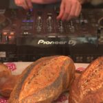 Le concept des DJ sets en boulangerie séduit la France, une idée déjà expérimentée à Angers