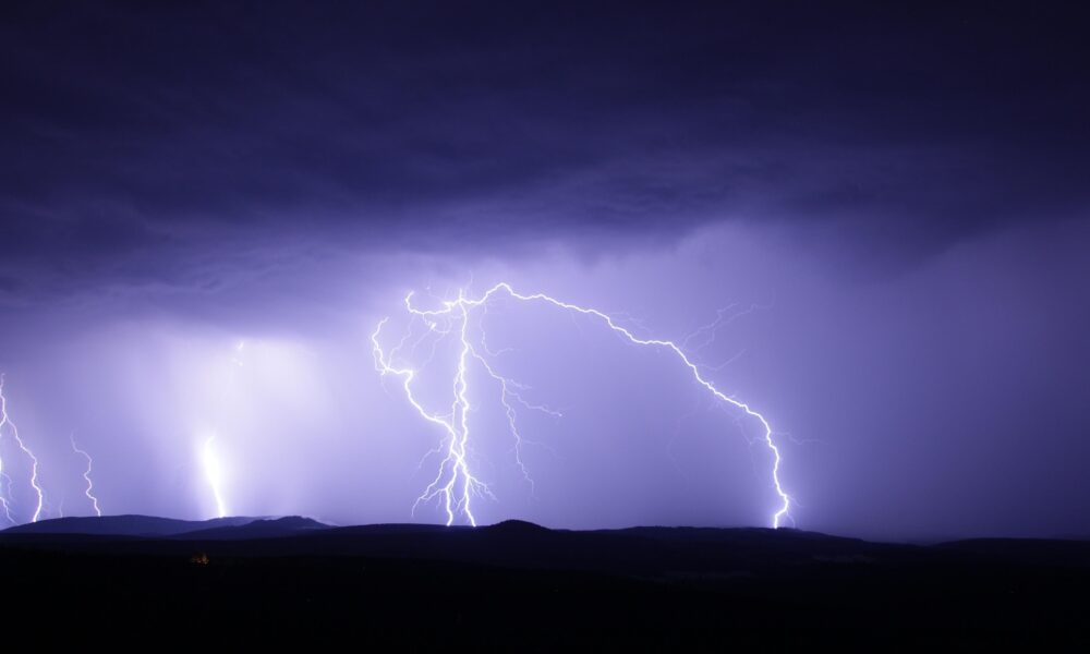Orages violents dans la Manche : le département placé en vigilance orange avec des risques de coulées de boue
