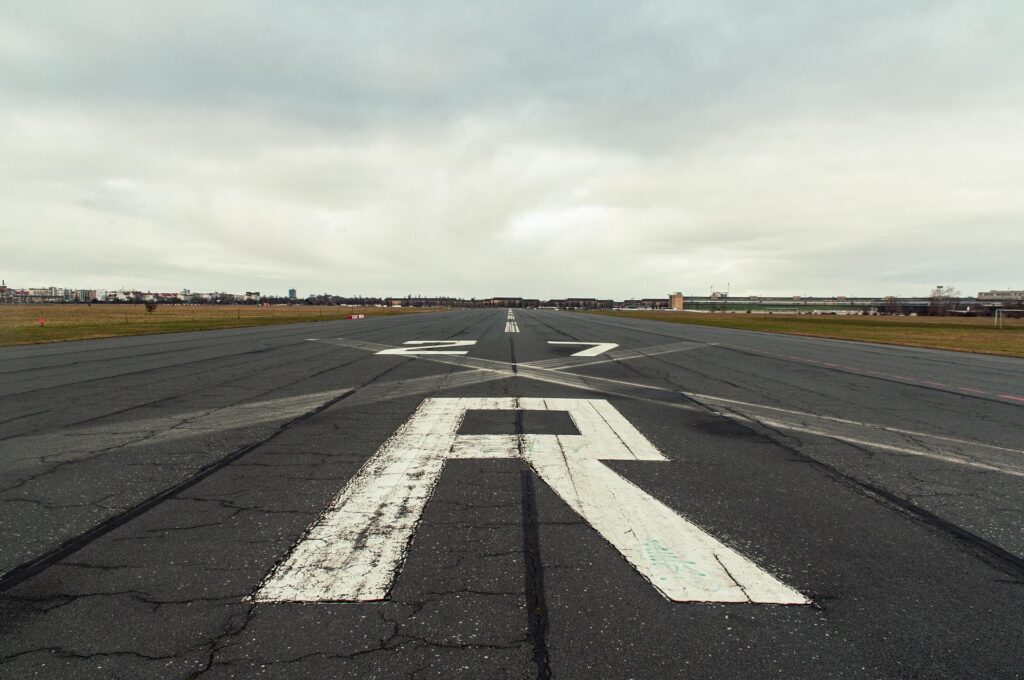 L’image actuelle n’a pas de texte alternatif. Le nom du fichier est : wal_172619-runway-7831347_1920.jpg