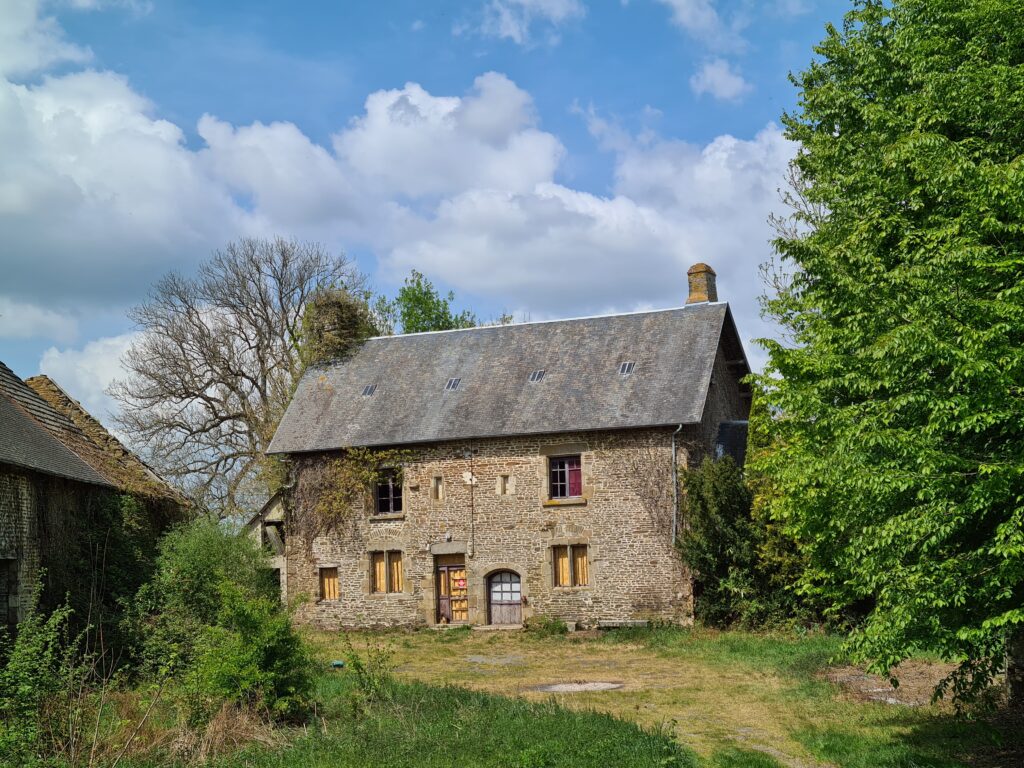 L’image actuelle n’a pas de texte alternatif. Le nom du fichier est : 14_Valdalliere_Vassy_Commanderie_logis_22-scaled.jpg