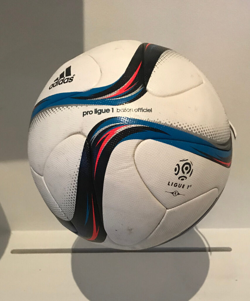 L’image actuelle n’a pas de texte alternatif. Le nom du fichier est : Ballon_du_dernier_derby_a_Gerland_8_novembre_2015.jpeg