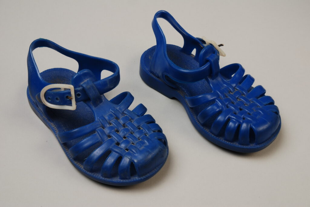 L’image actuelle n’a pas de texte alternatif. Le nom du fichier est : Blauwe_plastic_strandsandaaltjes_met_witte_gespsluiting_en_vlechtwerk_op_de_neus_objectnr_68085-1-2-scaled.jpeg