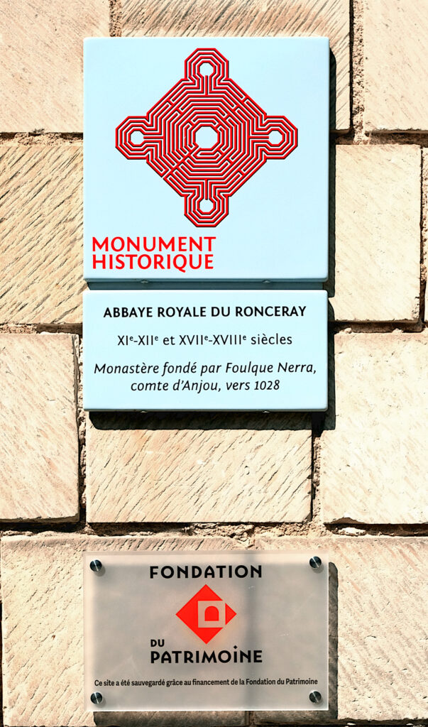 L’image actuelle n’a pas de texte alternatif. Le nom du fichier est : CF7319_Angers_abbaye_du_Ronceray_panneaux_rwk-scaled.jpg
