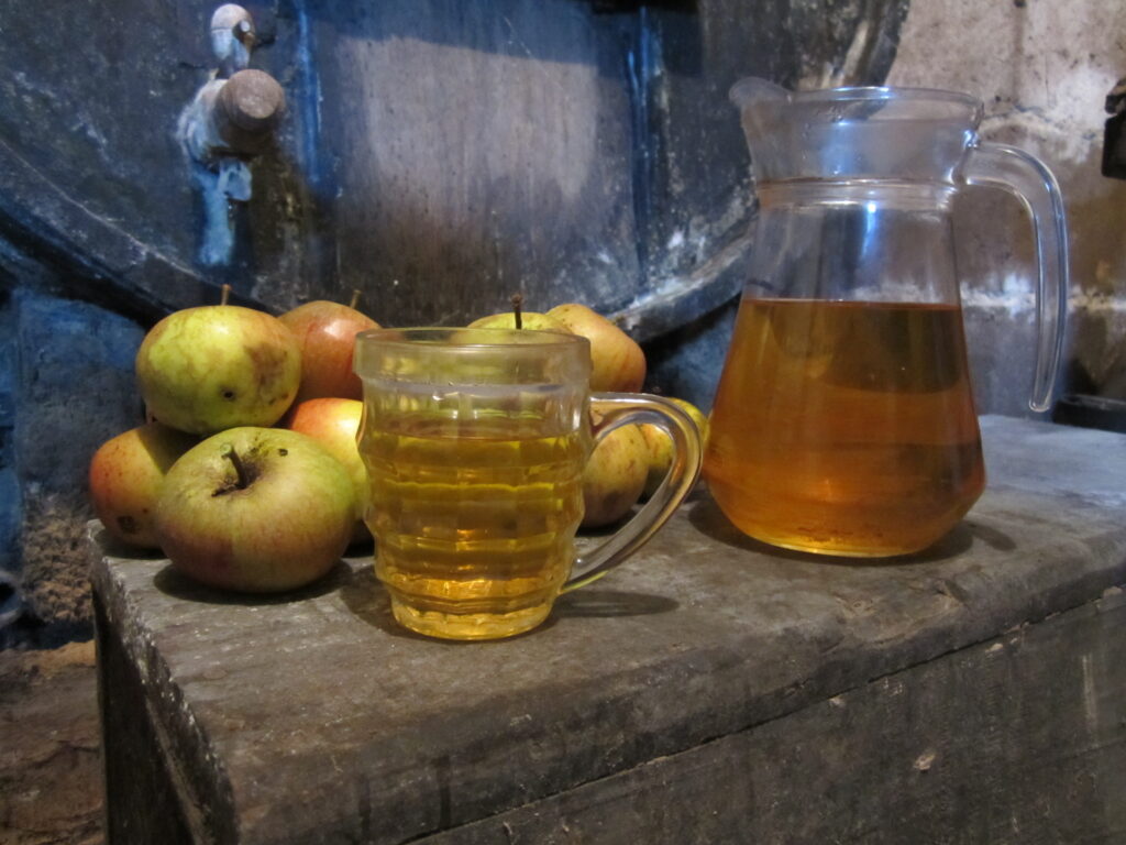 L’image actuelle n’a pas de texte alternatif. Le nom du fichier est : Cider_from_norman_cave-1-scaled.jpeg