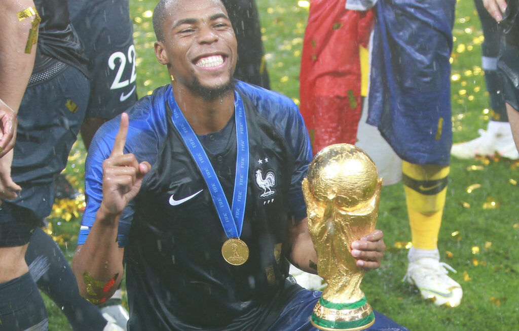 L’image actuelle n’a pas de texte alternatif. Le nom du fichier est : Djibril_Sidibe_World_Cup_Trophy.jpg