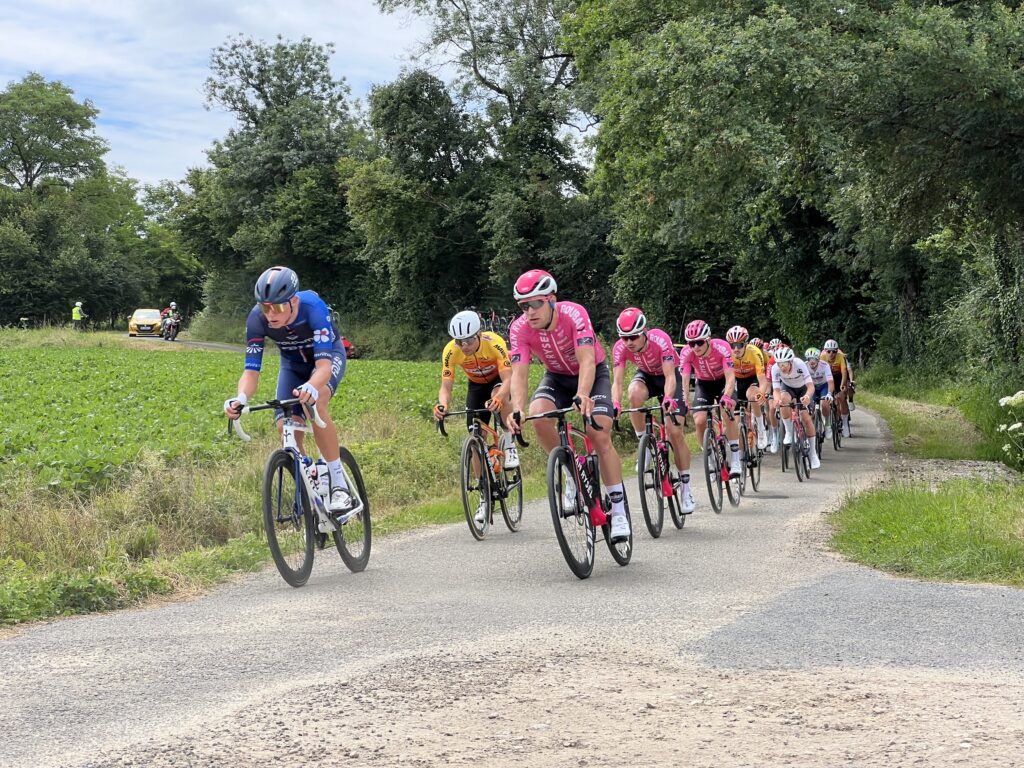 L’image actuelle n’a pas de texte alternatif. Le nom du fichier est : Etape_1_Tour_Ain_2024_Route_Coudes_-_Saint-Cyr-sur-Menthon_FR01_-_2024-07-13_-_58-scaled.jpg