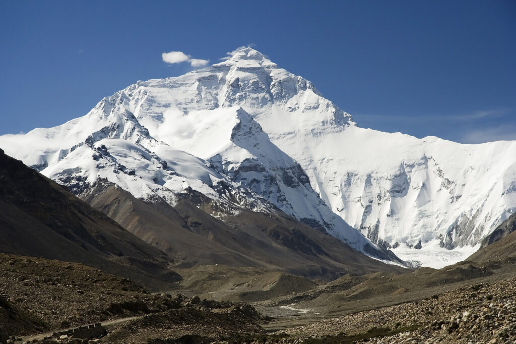 L’image actuelle n’a pas de texte alternatif. Le nom du fichier est : Everest_North_Face_toward_Base_Camp_Tibet_Luca_Galuzzi_2006_edit_1.jpg