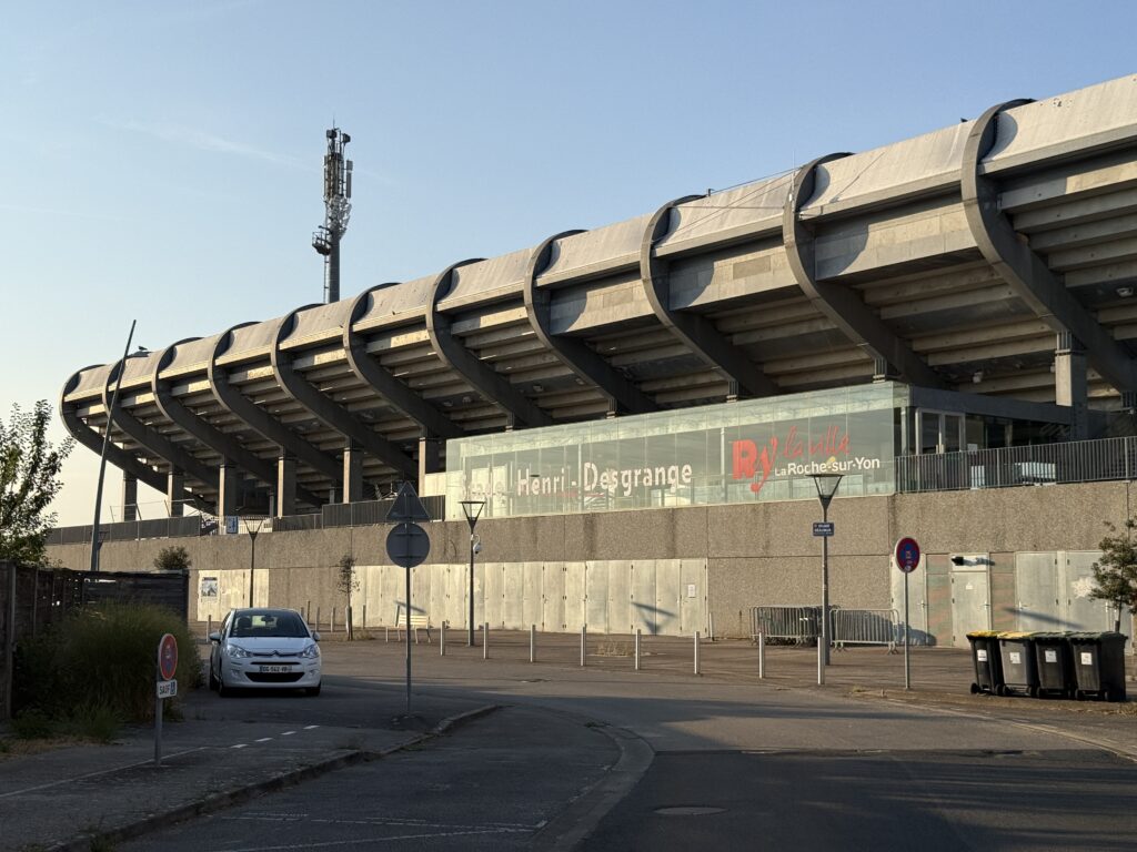 L’image actuelle n’a pas de texte alternatif. Le nom du fichier est : Grande_Tribune_Stade_Henri_Desgrange_-_La_Roche-sur-Yon_FR85_-_2026-08-02_-_6-scaled.jpg