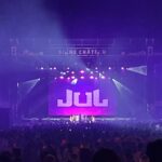 Jul au V and B Fest’ : son médiocre, retard et orage, son concert tourne à la déception