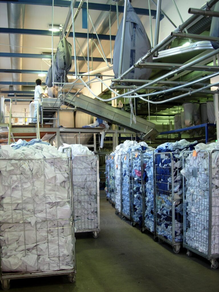 L’image actuelle n’a pas de texte alternatif. Le nom du fichier est : Industrial_laundry_sorting-scaled.jpg