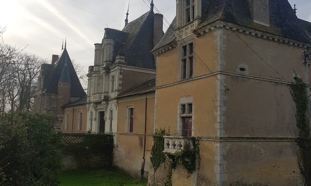 Champ-sur-Layon : Un couple de Sarthois se consacre à la restauration du château du Pineau