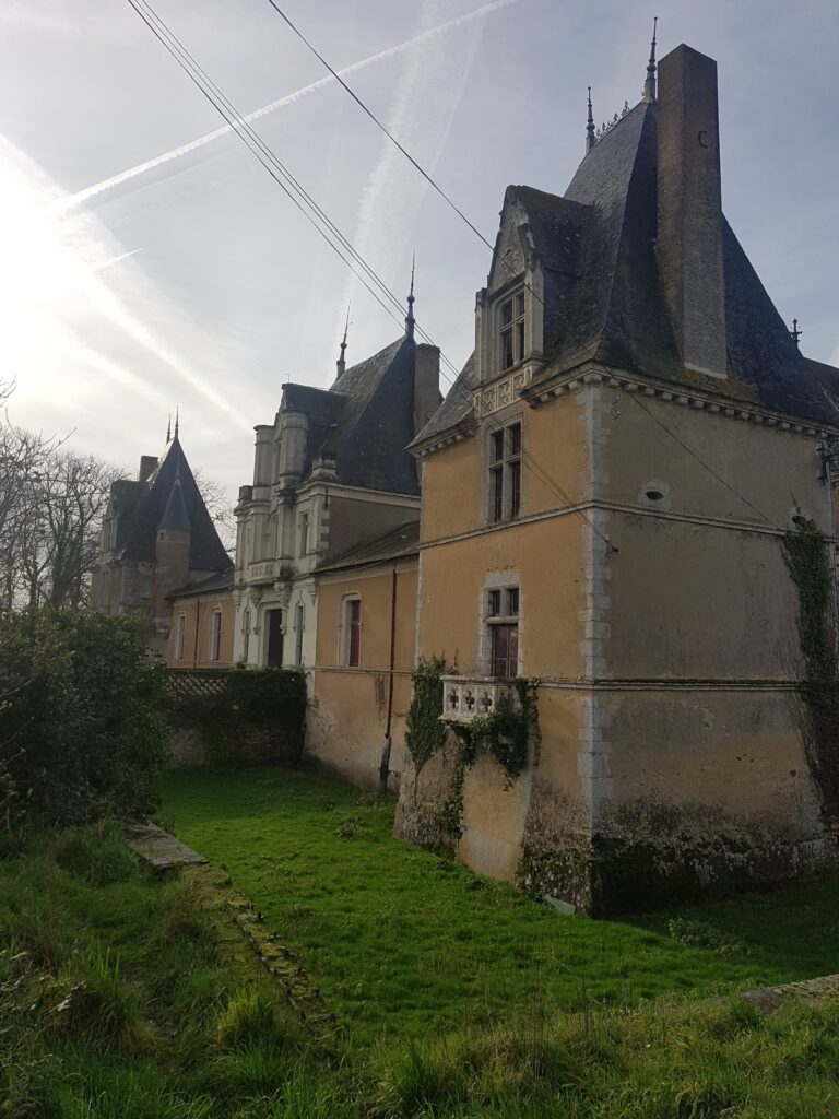 L’image actuelle n’a pas de texte alternatif. Le nom du fichier est : Le_chateau_du_Pineau-scaled.jpg