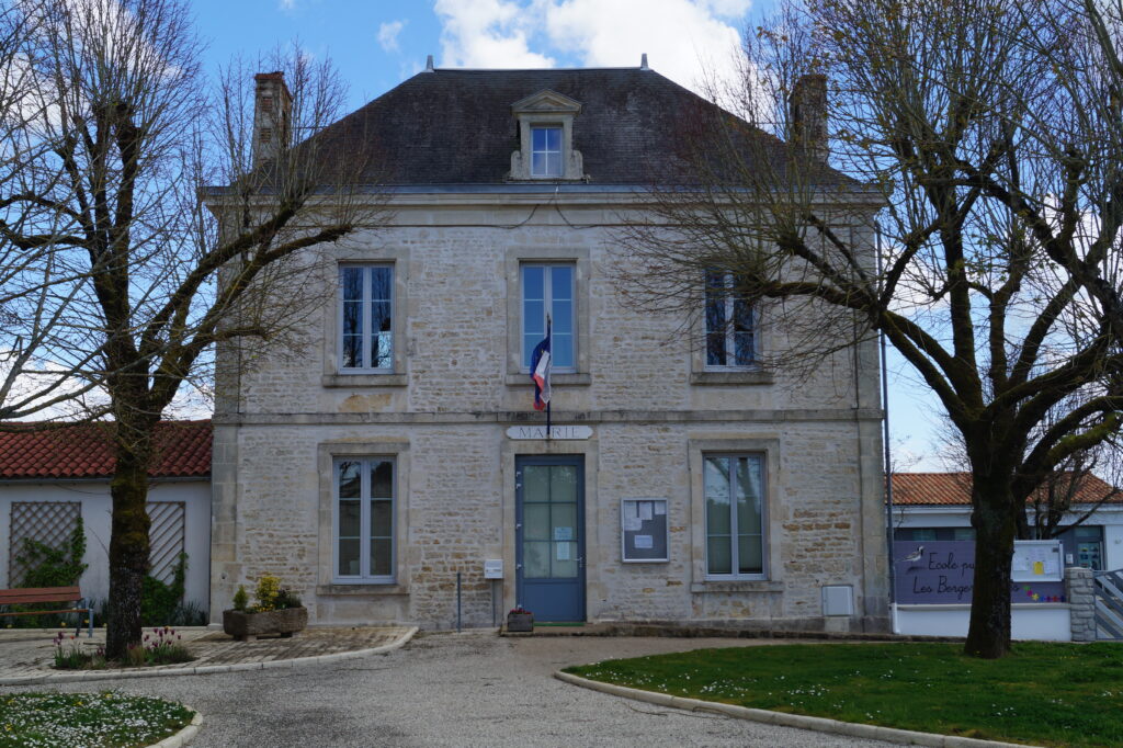 L’image actuelle n’a pas de texte alternatif. Le nom du fichier est : Mairie_de_Lairoux_vue_1_Eduarel_11_avril_2016-scaled.jpeg