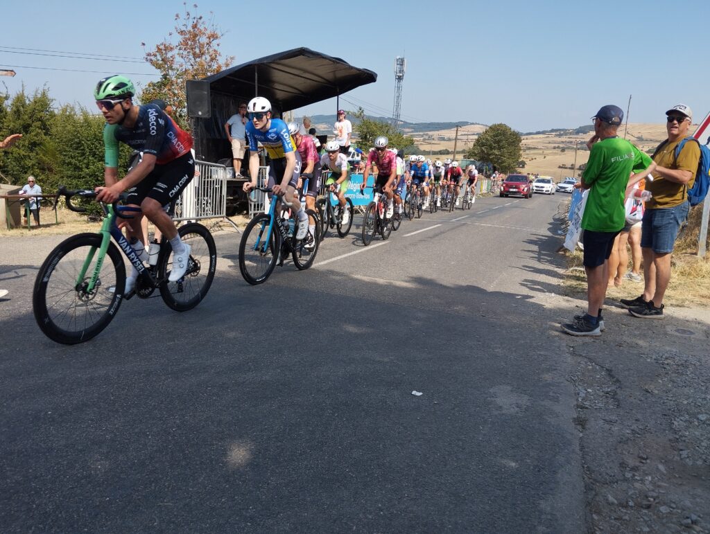 L’image actuelle n’a pas de texte alternatif. Le nom du fichier est : Peloton_Grand_Prix_de_Longes_2026-scaled.jpg