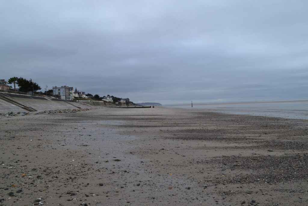 L’image actuelle n’a pas de texte alternatif. Le nom du fichier est : Plage_de_Saint-Pair-sur-Mer-scaled.jpg