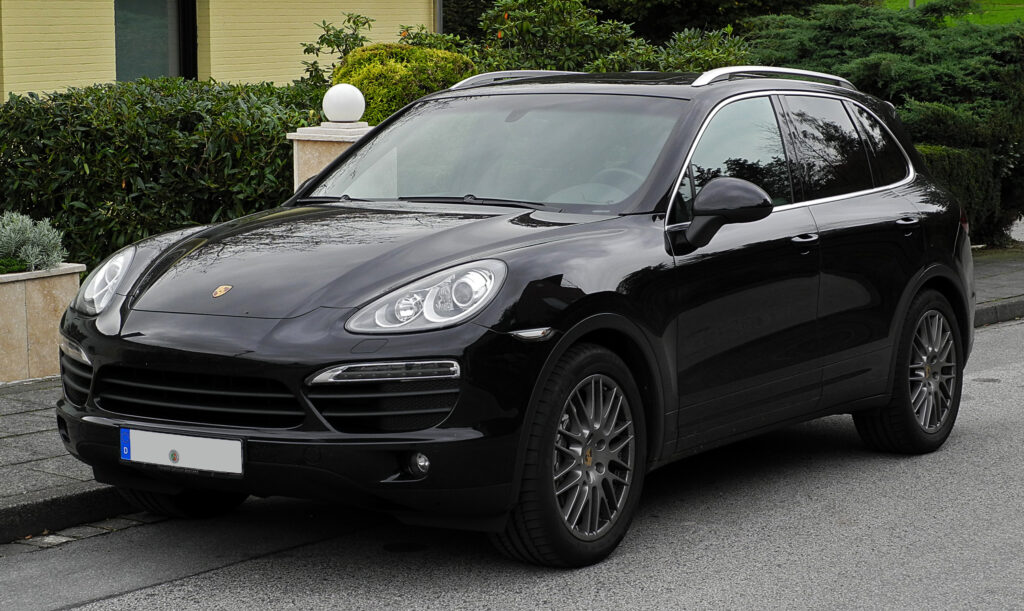 L’image actuelle n’a pas de texte alternatif. Le nom du fichier est : Porsche_Cayenne_S_92A_–_Frontansicht_10._Oktober_2011_Wulfrath.jpg