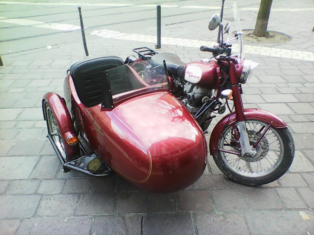 L’image actuelle n’a pas de texte alternatif. Le nom du fichier est : Side-car_Royal_Enfield-rotated.jpg