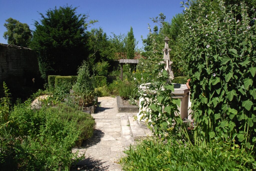 L’image actuelle n’a pas de texte alternatif. Le nom du fichier est : TussonJardinMedieval.jpeg