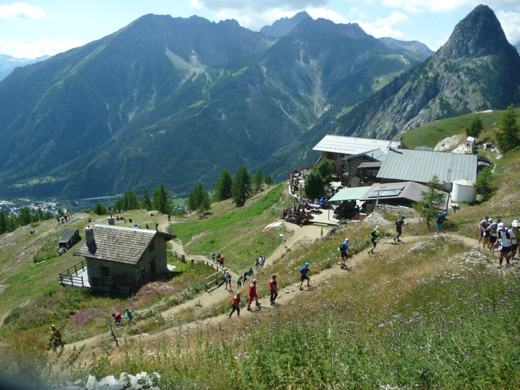 L’image actuelle n’a pas de texte alternatif. Le nom du fichier est : UTMB_2021-_Km_864_La_fine_della_salita_al_rifugio_Bertone_in_un_caldo_primo_pomeriggio_1981m_BAPM-scaled.jpg