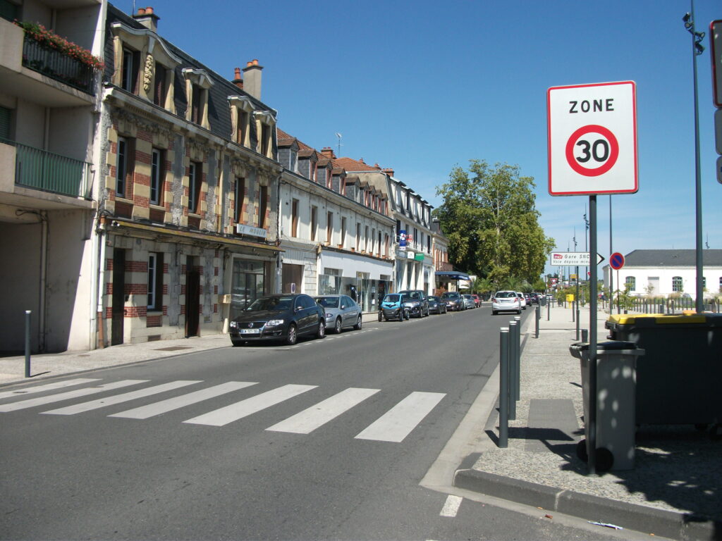L’image actuelle n’a pas de texte alternatif. Le nom du fichier est : Zone_30_pres_gare_Moulins_2015-08-26-scaled.jpeg