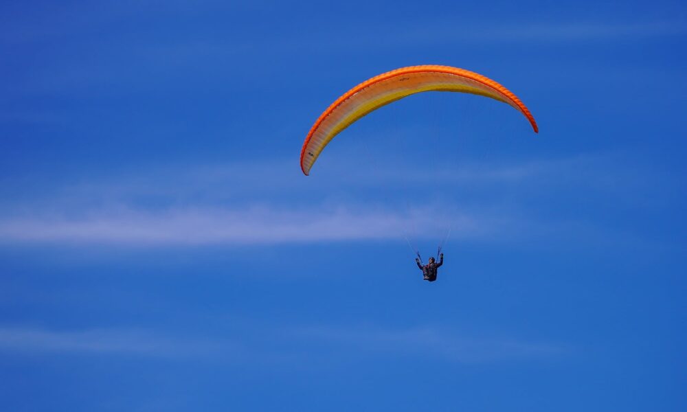 Longues sur Mer : Un parapentiste secouru sur le flanc d’une falaise