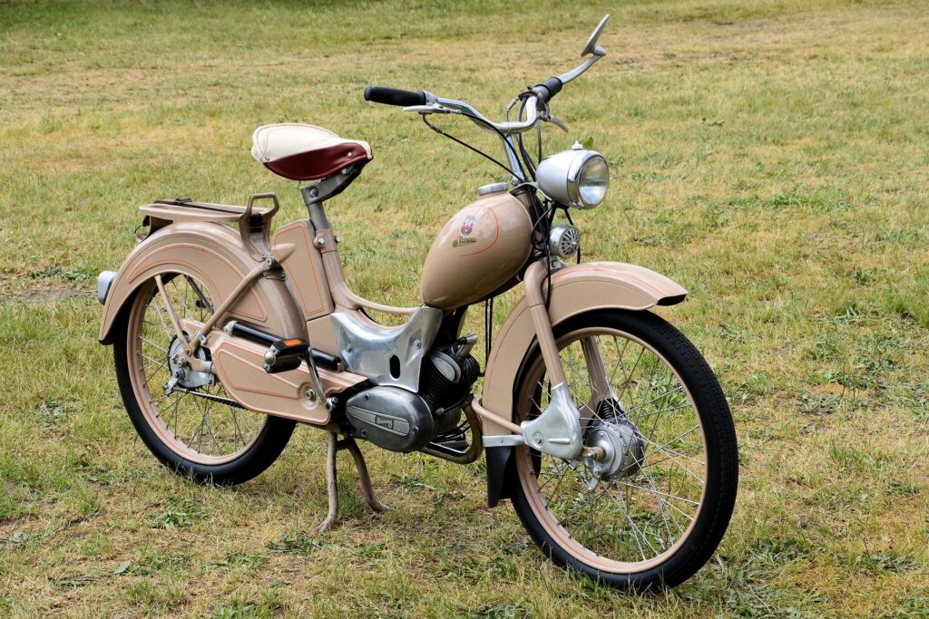 L’image actuelle n’a pas de texte alternatif. Le nom du fichier est : hansbenn-moped-1421556_1920.jpg