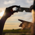 Des lunettes homologuées indispensables pour observer l’éclipse solaire en Sarthe