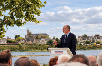 Édouard Philippe était aux Ponts-de-Cé ce jeudi. Le candidat Horizons propose un fonds de 2 milliards d’euros par an pour adapter la France au changement climatique.