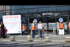 À Angers, les bénévoles de L214 se sont mobilisés ce samedi 19 septembre devant Carrefour Saint-Serge. L’association demande à l’enseigne de réduire de moitié le nombre d’animaux tués d’ici 2030.