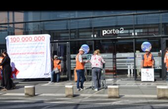 À Angers, les bénévoles de L214 se sont mobilisés ce samedi 19 septembre devant Carrefour Saint-Serge. L’association demande à l’enseigne de réduire de moitié le nombre d’animaux tués d’ici 2030.