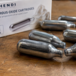 Angers : 407 bonbonnes de protoxyde d’azote saisies au péage, une première condamnation sous la loi Ripost Le tribunal judiciaire d’Angers a rendu, mercredi 23 septembre 2026, une décision présentée comme une première en France depuis l’entrée en vigueur de la loi Ripost. Un homme de 24 ans a été condamné après avoir été interpellé avec 407 bonbonnes de protoxyde d’azote et environ 5 000 ballons de baudruche dans une camionnette, au péage de Corzé, sur l’A11.