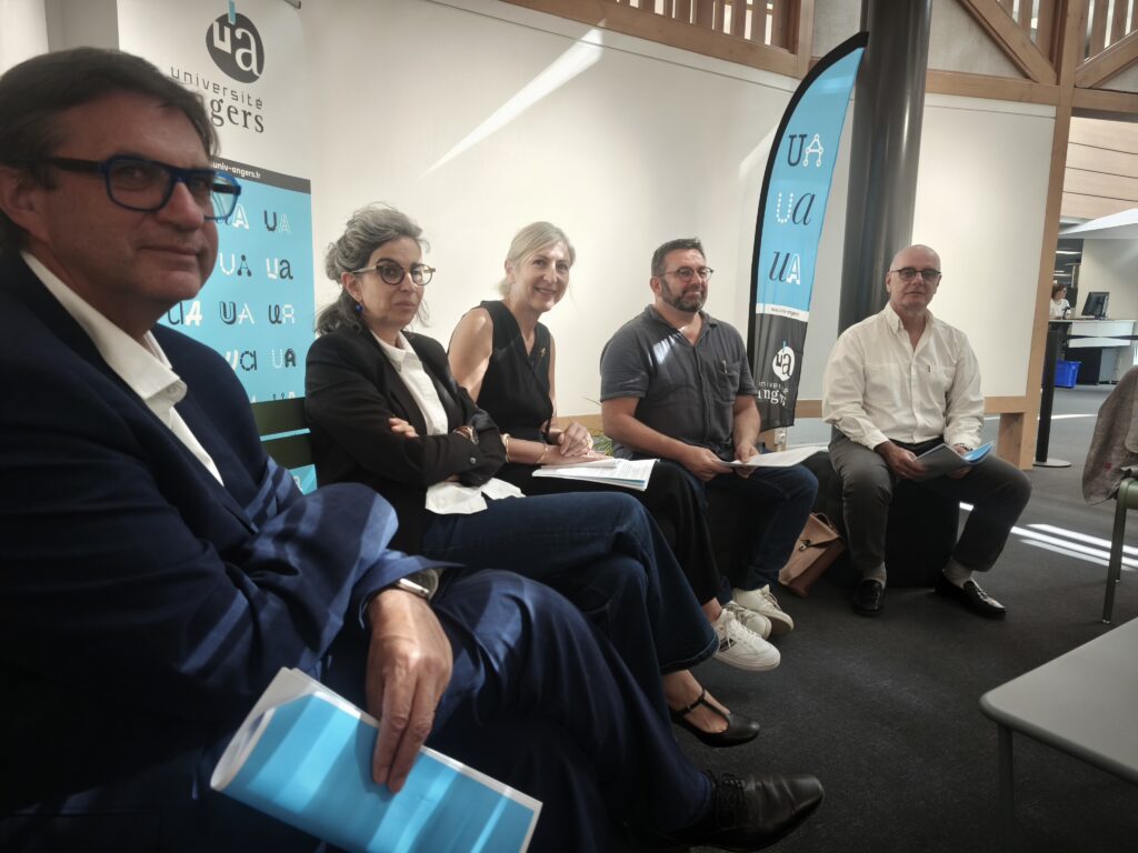 L’Université d’Angers fait sa rentrée 2026 avec 200 inscriptions supplémentaires à la même date que l’an dernier. L’établissement prépare aussi une nouvelle formation en électronique à Cholet pour 2027.