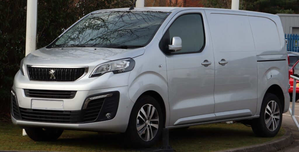 L’image actuelle n’a pas de texte alternatif. Le nom du fichier est : 2018_Peugeot_Expert_Pro_Standard_Blu_2.0-scaled.jpg
