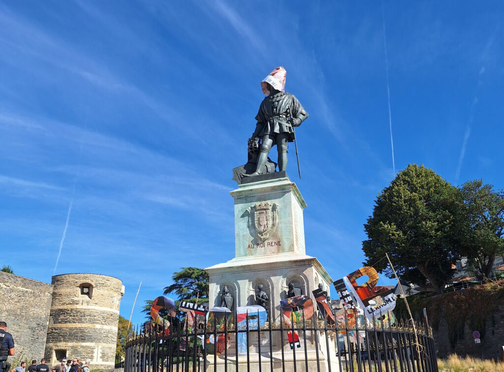 Une dizaine de militants d’Extinction Rebellion ont mené une action spectaculaire ce dimanche à Angers. La statue du roi René a été coiffée d’un chapeau XXL fabriqué avec des publicités pour dénoncer la place de la publicité dans l’espace public.