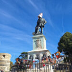 À Angers, ils coiffent le roi René d’un chapeau XXL pour dénoncer la publicité Une dizaine de militants d’Extinction Rebellion ont mené une action spectaculaire ce dimanche à Angers. La statue du roi René a été coiffée d’un chapeau XXL fabriqué avec des publicités pour dénoncer la place de la publicité dans l’espace public.